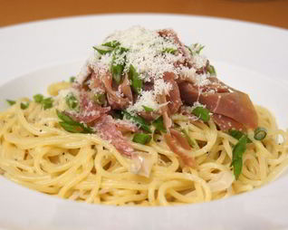 Спагетти с копченостями