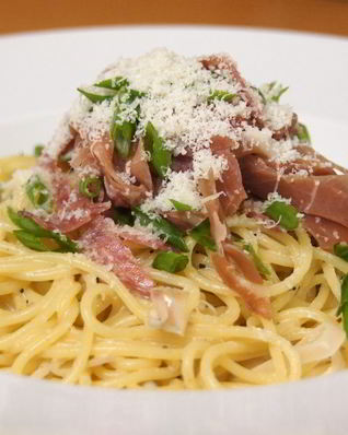 Спагетти с копченостями