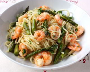 Спагетти с креветками и спаржей