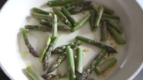 спагетти с креветками и спаржей