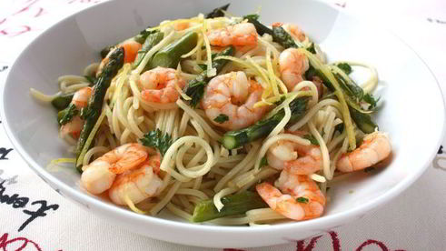 спагетти с креветками и спаржей