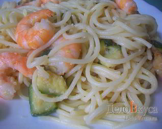 Спагетти с креветками и цукини
