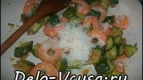 спагетти с креветками и цукини