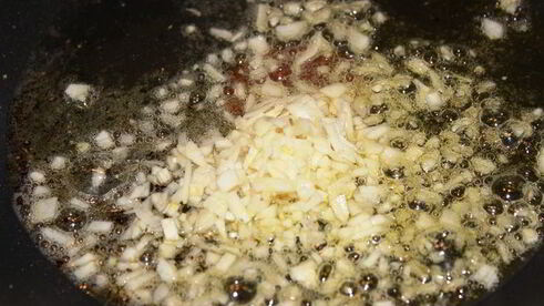 спагетти с креветками в чесночно-сливочном соусе