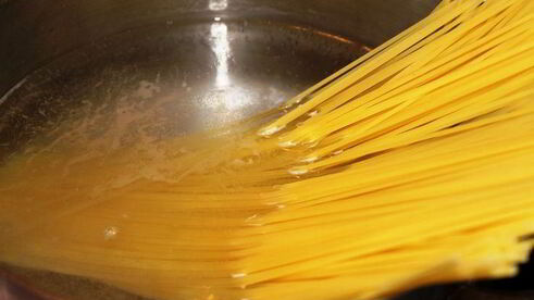 спагетти с креветками в чесночно-сливочном соусе