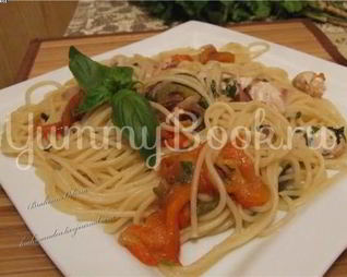 Спагетти с курицей и запеченными перцами