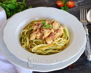 Спагетти с курицей в сливочном соусе