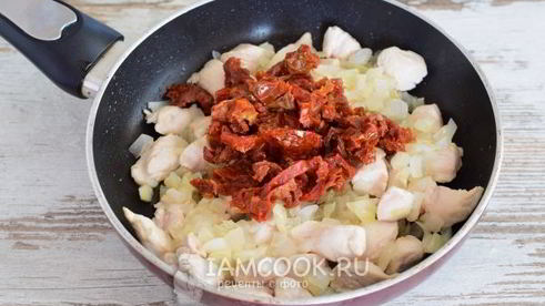 спагетти с курицей в сливочном соусе