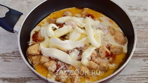 спагетти с курицей в сливочном соусе