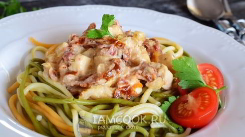 спагетти с курицей в сливочном соусе