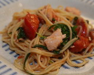 Спагетти с семгой, руколой и помидорами
