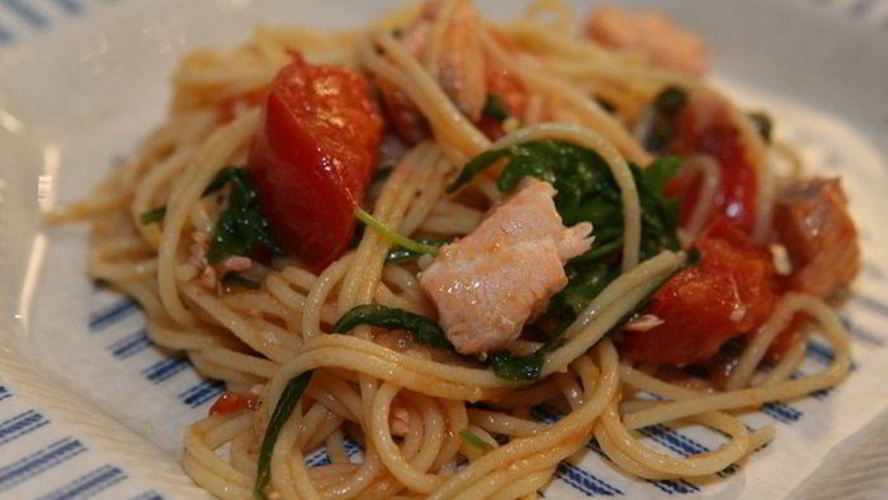 Рецепт спагетти с семгой, руколой и помидорами