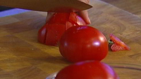 спагетти с семгой, руколой и помидорами