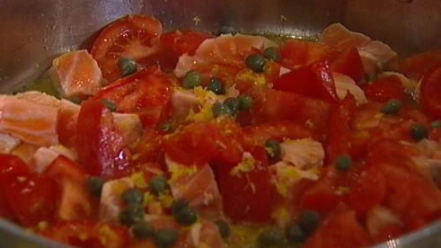 спагетти с семгой, руколой и помидорами