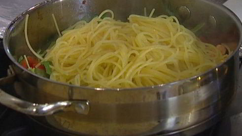 спагетти с семгой, руколой и помидорами