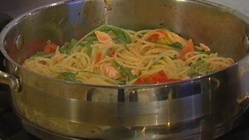 спагетти с семгой, руколой и помидорами