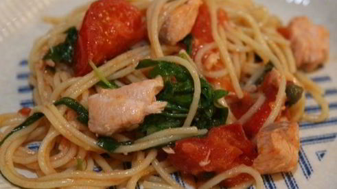 спагетти с семгой, руколой и помидорами