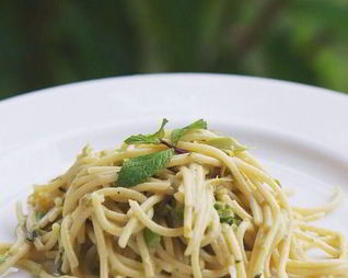 Спагетти с зеленым горошком и мятой