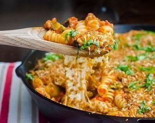 Сырная паста с баклажанами и перцем, запеченная в духовке