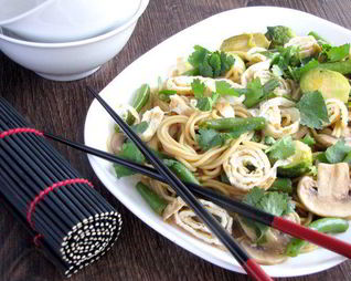 Японская лапша с овощами и омлетом