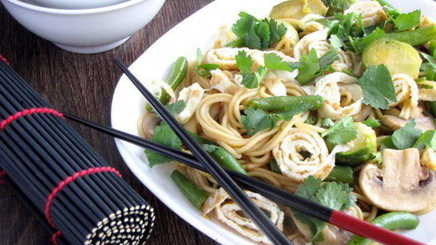 Рецепт японской лапши с овощами и омлетом