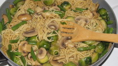 японская лапша с овощами и омлетом