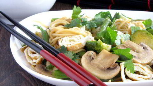 японская лапша с овощами и омлетом