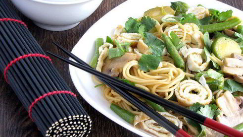 японская лапша с овощами и омлетом