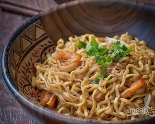 Жареная лапша с курицей и креветками