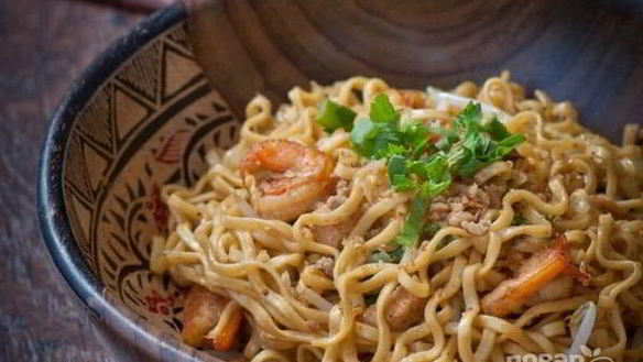 Рецепт Жареной лапши с курицей и креветками