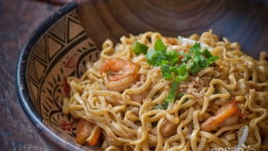 Рецепт жареной лапши с курицей и креветками