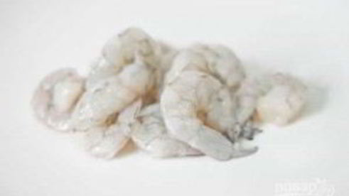 жареная лапша с курицей и креветками