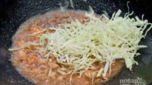 жареная лапша с курицей и креветками