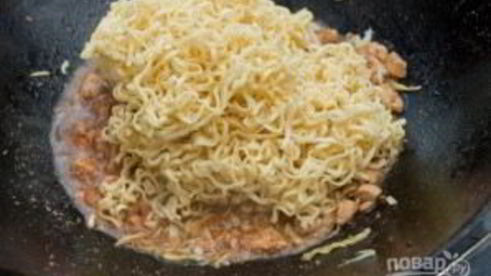 жареная лапша с курицей и креветками