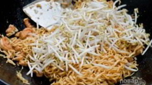 жареная лапша с курицей и креветками