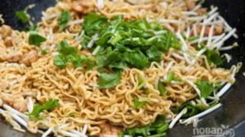 жареная лапша с курицей и креветками