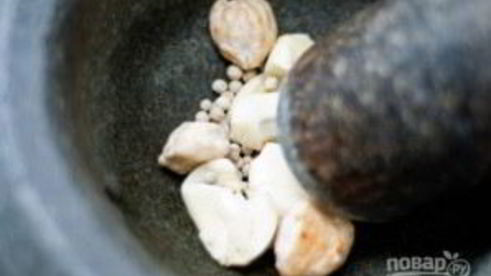 жареная лапша с курицей и креветками