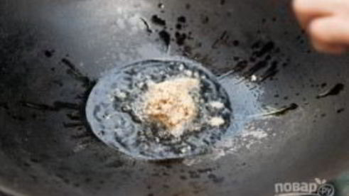 жареная лапша с курицей и креветками