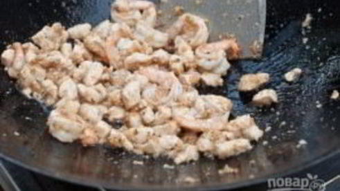 жареная лапша с курицей и креветками