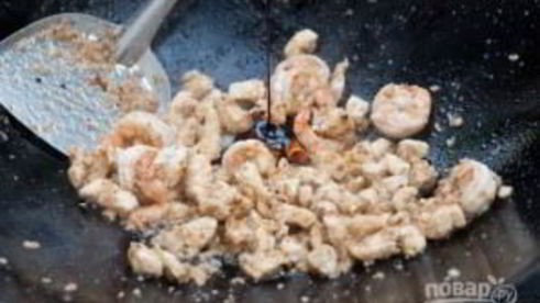 жареная лапша с курицей и креветками