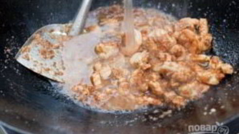 жареная лапша с курицей и креветками