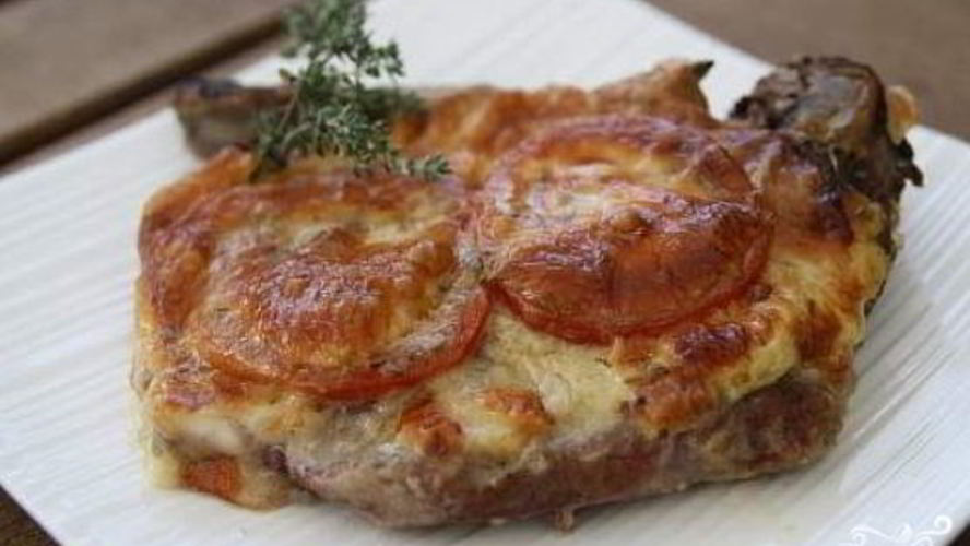 Рецепт мяса по-французски с помидорами и сыром