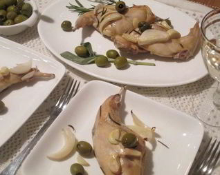 Кролик, запеченный с розмарином и оливками