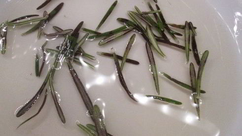 кролик, запеченный с розмарином и оливками