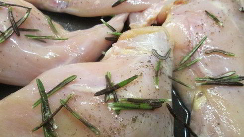 кролик, запеченный с розмарином и оливками