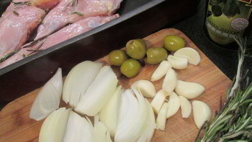 кролик, запеченный с розмарином и оливками