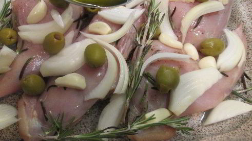 кролик, запеченный с розмарином и оливками