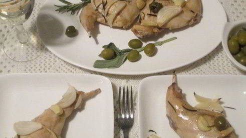 кролик, запеченный с розмарином и оливками