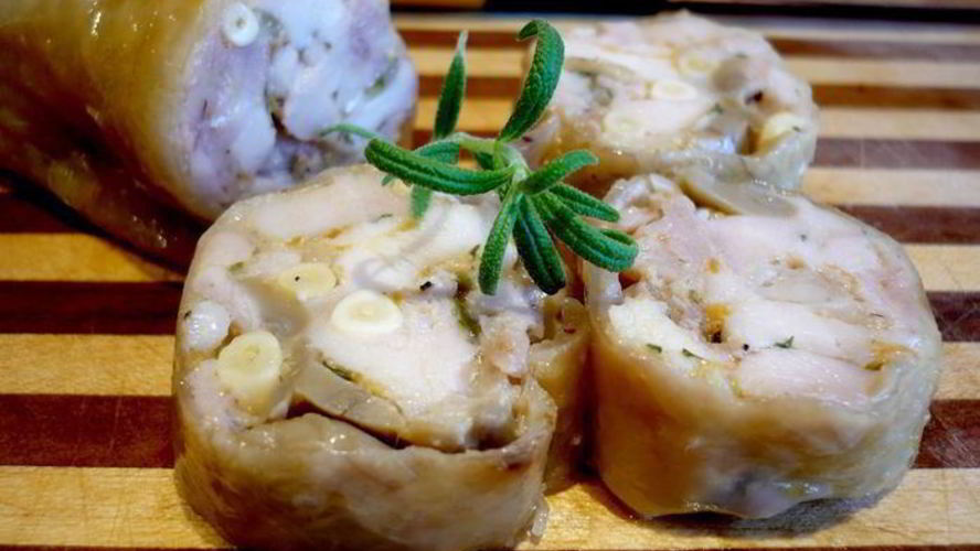 Рецепт куриных колбасок с шампиньонами и кедровыми орешками