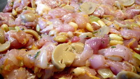 куриные колбаски с шампиньонами и кедровыми орешками